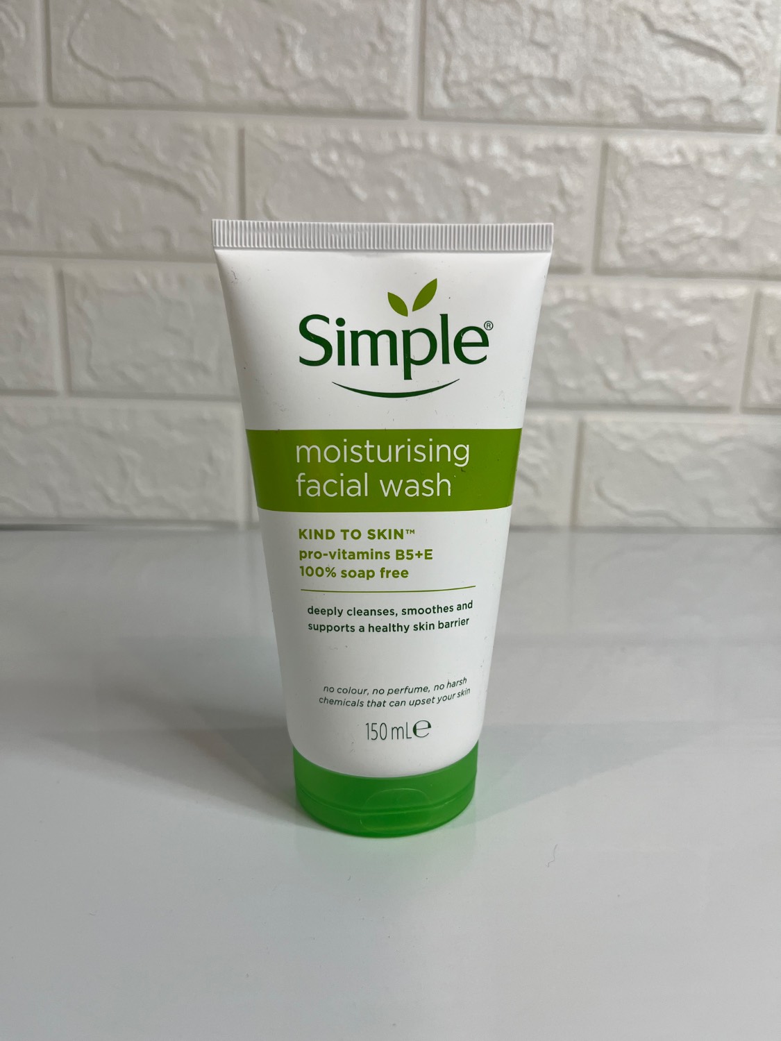 ژل شستشوی سیمپل moisturising facial wash