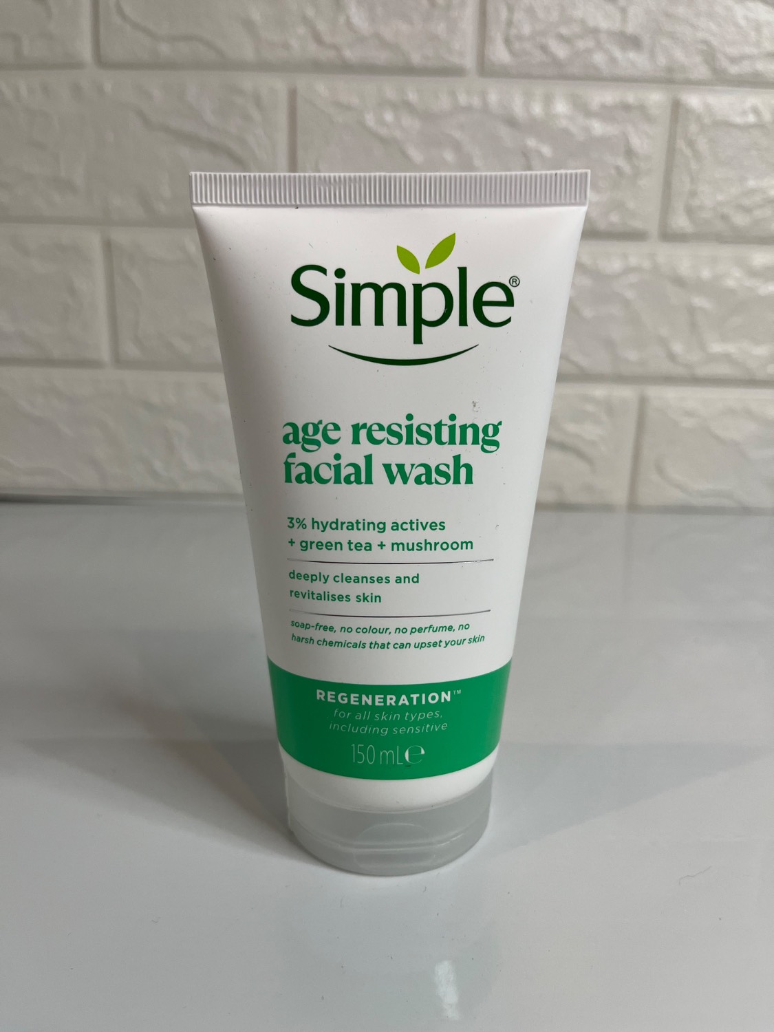 ژل شستشوی سیمپل age resisting facial wash